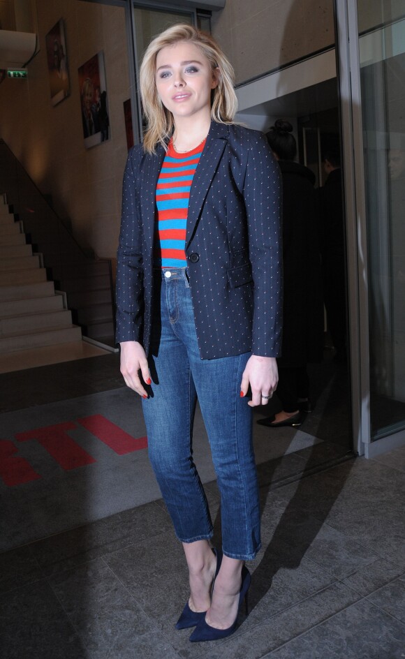 L'actrice Chloë Grace Moretz arrive à la station de radio RTL à Paris le 20 janvier 2016.