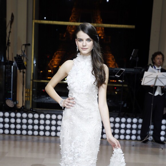 Exclusif - Sonia Ben Ammar (robe Chanel Haute Couture, bijoux Payal New York) - Défilé - Vingt-troisième édition du Bal au Palais de Chaillot à Paris, le 28 novembre 2015. Les débutantes sont maquillées par M.A.C Cosmetics et coiffées par Alexandre de Paris sous la direction artistique de Jean-Luc Minetti. Christian Louboutin est le chausseur des jeunes filles. A partir de 2015, le Bal soutient Seleni Institute (www.seleni.org), une association à but non lucratif, basée à New York, qui vient en aide aux mères, et plus spécialement aux mères adolescentes. Depuis 2009, le Bal est donné au profit d'Enfants d'Asie, dont la mission est de développer la scolarisation des jeunes filles défavorisées d'Asie du Sud-Est. Le joaillier Payal New York, le groupe Renault et l'Hôtel de Crillon parrainent le Bal qui marque l'entrée dans le monde de la Couture et des Médias de jeunes filles venues du monde entier. CRÉDIT OBLIGATOIRE : © Le Bal/Jacovides/Borde/Moreau/Bestimage