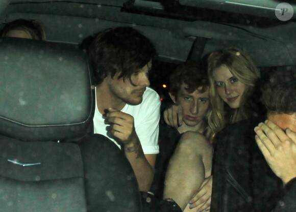 Louis Tomlinson, du groupe One Direction, Briana Jungwirth quittent le Project LA night club à Los Angeles, le 9 mai 2015.