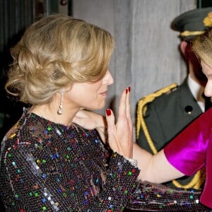 La reine Mathilde de Belgique accueille la reine Maxima des Pays-Bas au Palais des beaux-arts de Bruxelles le 22 janvier 2016 pour un concert donné en l'honneur de la présidence néerlandaise de l'Union européenne.