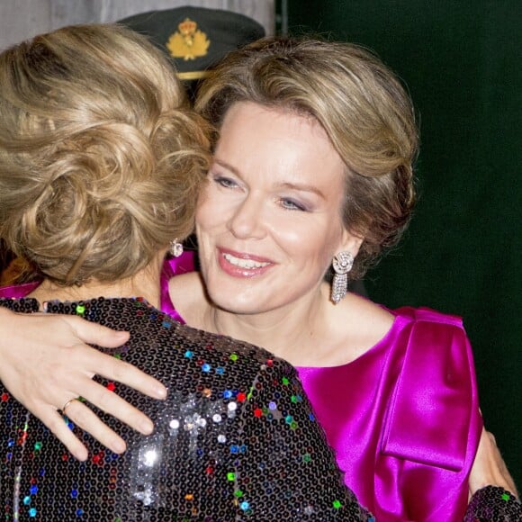 La reine Mathilde de Belgique accueille la reine Maxima des Pays-Bas au Palais des beaux-arts de Bruxelles le 22 janvier 2016 pour un concert donné en l'honneur de la présidence néerlandaise de l'Union européenne.