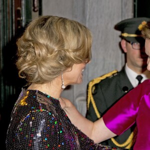 La reine Mathilde de Belgique accueille la reine Maxima des Pays-Bas au Palais des beaux-arts de Bruxelles le 22 janvier 2016 pour un concert donné en l'honneur de la présidence néerlandaise de l'Union européenne.