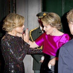 La reine Mathilde de Belgique, blessée au majeur de la main gauche, accueille la reine Maxima des Pays-Bas au Palais des beaux-arts de Bruxelles le 22 janvier 2016 pour un concert donné en l'honneur de la présidence néerlandaise de l'Union européenne.