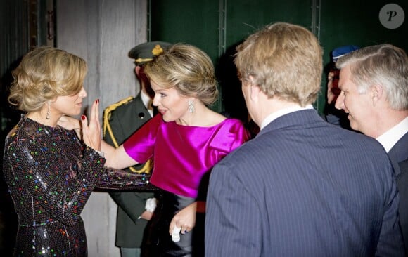 La reine Mathilde de Belgique, blessée au majeur de la main gauche, accueille la reine Maxima des Pays-Bas au Palais des beaux-arts de Bruxelles le 22 janvier 2016 pour un concert donné en l'honneur de la présidence néerlandaise de l'Union européenne.