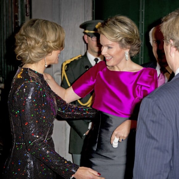 La reine Mathilde de Belgique accueille la reine Maxima des Pays-Bas au Palais des beaux-arts de Bruxelles le 22 janvier 2016 pour un concert donné en l'honneur de la présidence néerlandaise de l'Union européenne.