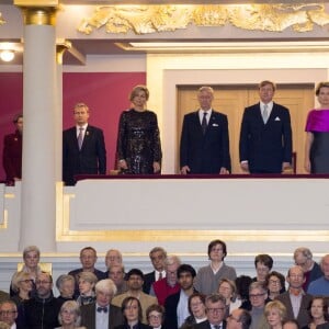 Le roi Philippe et la reine Mathilde de Belgique accueillaient le roi Willem-Alexander et la reine Maxima des Pays-Bas au Palais des beaux-arts de Bruxelles le 22 janvier 2016 pour un concert donné en l'honneur de la présidence néerlandaise de l'Union européenne.