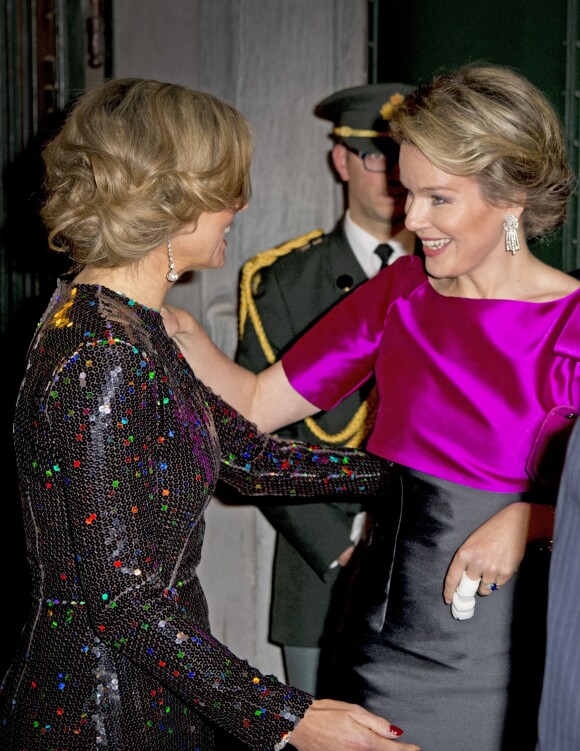 La reine Mathilde de Belgique, blessée à un doigt, accueille la reine Maxima des Pays-Bas au Palais des beaux-arts de Bruxelles le 22 janvier 2016 pour un concert donné en l'honneur de la présidence néerlandaise de l'Union européenne.