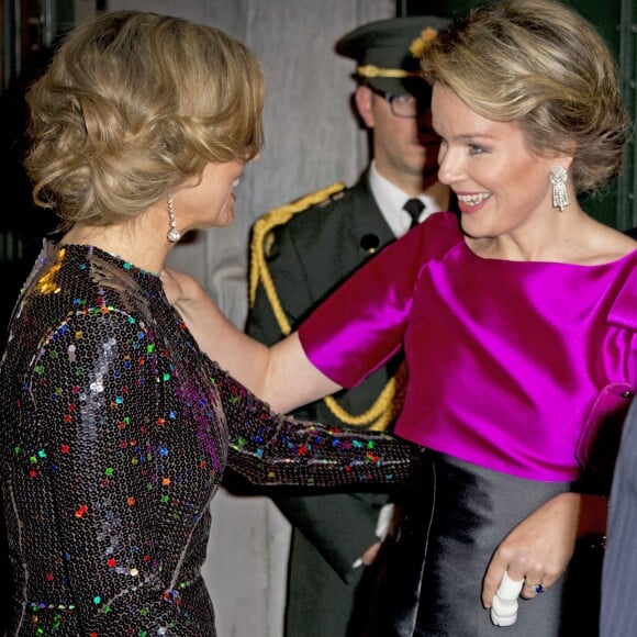 La reine Mathilde de Belgique, blessée à un doigt, accueille la reine Maxima des Pays-Bas au Palais des beaux-arts de Bruxelles le 22 janvier 2016 pour un concert donné en l'honneur de la présidence néerlandaise de l'Union européenne.