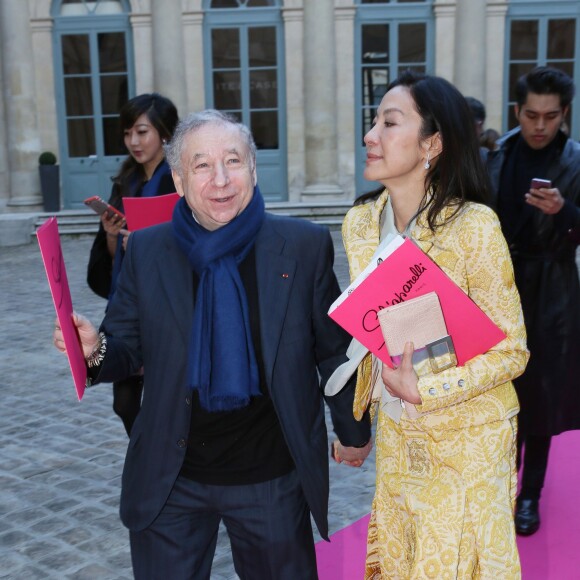 Jean Todt et sa compagne Michelle Yeoh - Sortie du défilé Haute Couture Schiaparelli Printemps 2016 à Paris, le 25 janvier 2016. ©CVS/Veeren/Bestimage