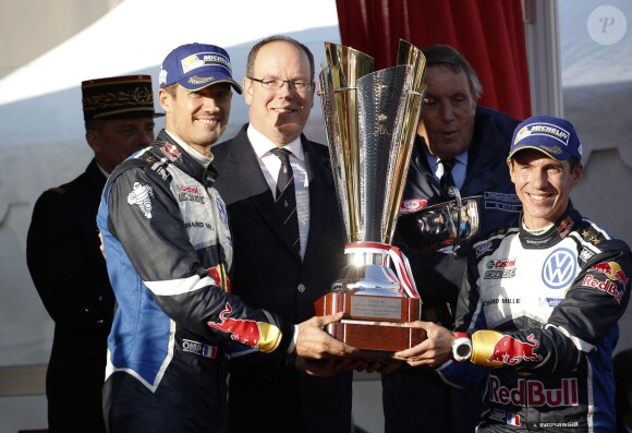 Le prince Albert II de Monaco s'est fait une joie de remettre à Sébastien Ogier et Julien Ingrassia, vainqueurs du 84e Rallye de Monte-Carlo, le trophée de l'épreuve, le 24 janvier 2016 sur la place du palais princier. © Jean-Charles Vinaj/Pool Monaco/Bestimage