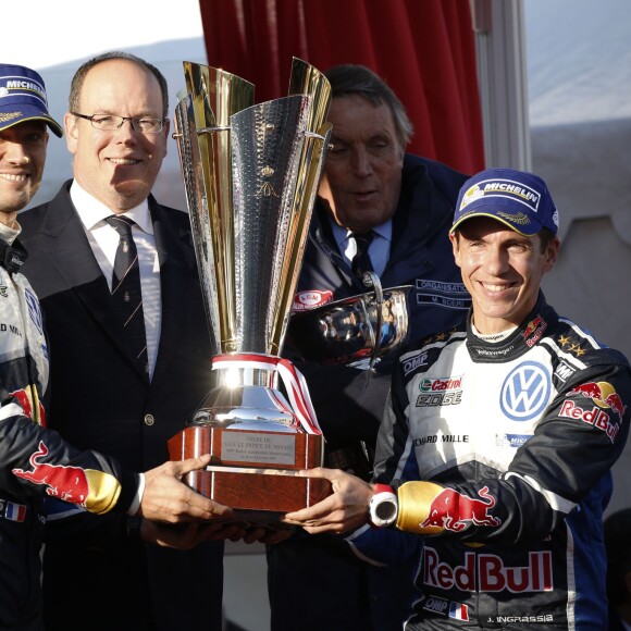 Le prince Albert II de Monaco s'est fait une joie de remettre à Sébastien Ogier et Julien Ingrassia, vainqueurs du 84e Rallye de Monte-Carlo, le trophée de l'épreuve, le 24 janvier 2016 sur la place du palais princier. © Jean-Charles Vinaj/Pool Monaco/Bestimage