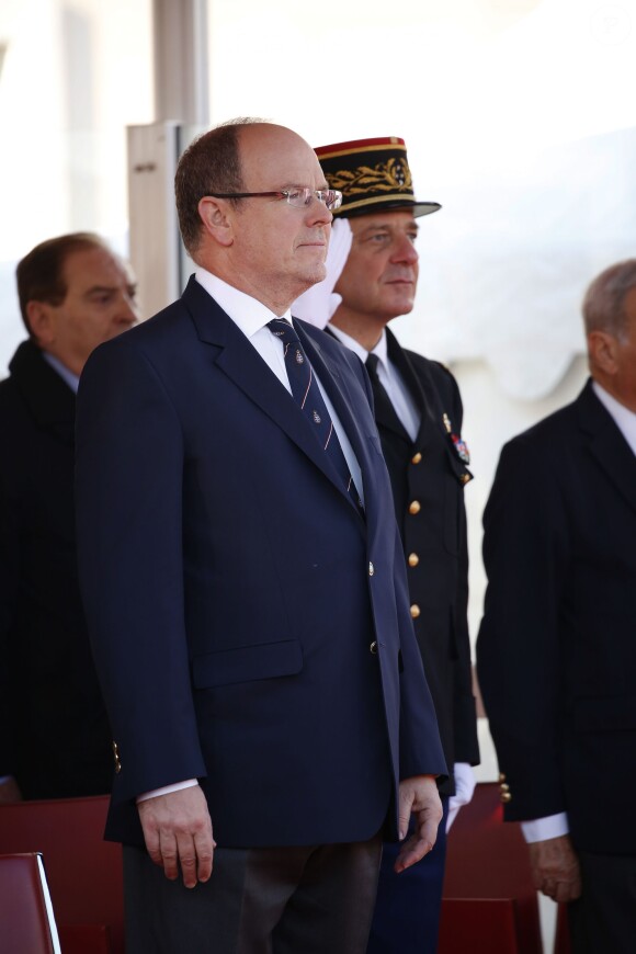 Le prince Albert II de Monaco s'est fait une joie de remettre à Sébastien Ogier et Julien Ingrassia, vainqueurs du 84e Rallye de Monte-Carlo, le trophée de l'épreuve, le 24 janvier 2016 sur la place du palais princier. © Jean-Charles Vinaj/Pool Monaco/Bestimage