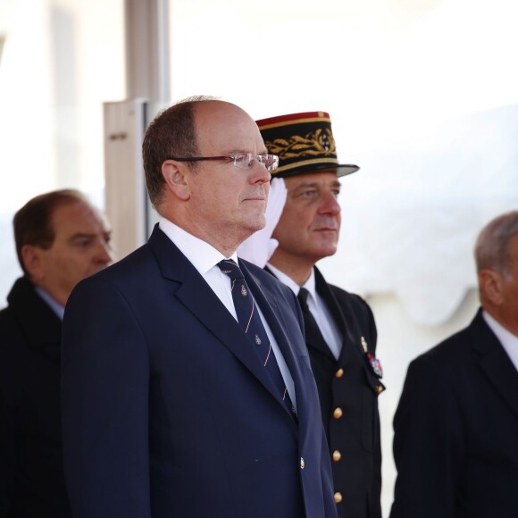 Le prince Albert II de Monaco s'est fait une joie de remettre à Sébastien Ogier et Julien Ingrassia, vainqueurs du 84e Rallye de Monte-Carlo, le trophée de l'épreuve, le 24 janvier 2016 sur la place du palais princier. © Jean-Charles Vinaj/Pool Monaco/Bestimage