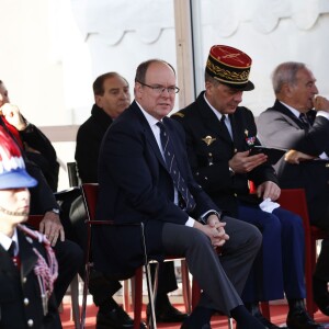 Le prince Albert II de Monaco s'est fait une joie de remettre à Sébastien Ogier et Julien Ingrassia, vainqueurs du 84e Rallye de Monte-Carlo, le trophée de l'épreuve, le 24 janvier 2016 sur la place du palais princier. © Jean-Charles Vinaj/Pool Monaco/Bestimage