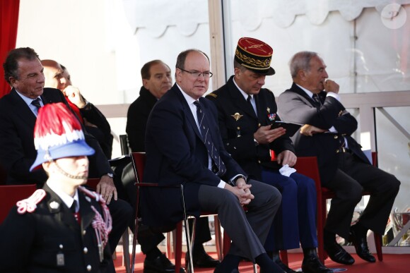 Le prince Albert II de Monaco s'est fait une joie de remettre à Sébastien Ogier et Julien Ingrassia, vainqueurs du 84e Rallye de Monte-Carlo, le trophée de l'épreuve, le 24 janvier 2016 sur la place du palais princier. © Jean-Charles Vinaj/Pool Monaco/Bestimage