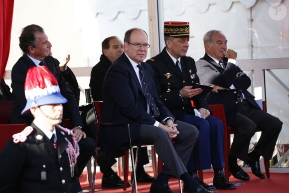 Le prince Albert II de Monaco s'est fait une joie de remettre à Sébastien Ogier et Julien Ingrassia, vainqueurs du 84e Rallye de Monte-Carlo, le trophée de l'épreuve, le 24 janvier 2016 sur la place du palais princier. © Jean-Charles Vinaj/Pool Monaco/Bestimage