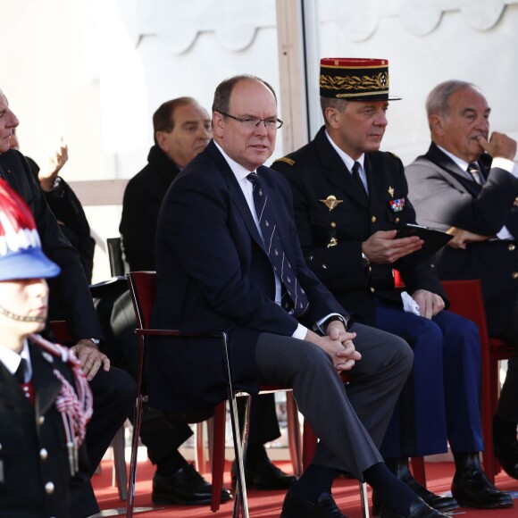 Le prince Albert II de Monaco s'est fait une joie de remettre à Sébastien Ogier et Julien Ingrassia, vainqueurs du 84e Rallye de Monte-Carlo, le trophée de l'épreuve, le 24 janvier 2016 sur la place du palais princier. © Jean-Charles Vinaj/Pool Monaco/Bestimage