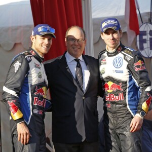 Le prince Albert II de Monaco s'est fait une joie de remettre à Sébastien Ogier et Julien Ingrassia, vainqueurs du 84e Rallye de Monte-Carlo, le trophée de l'épreuve, le 24 janvier 2016 sur la place du palais princier. © Jean-Charles Vinaj/Pool Monaco/Bestimage