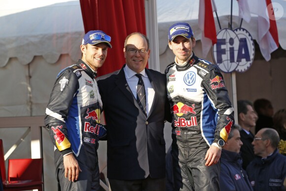 Le prince Albert II de Monaco s'est fait une joie de remettre à Sébastien Ogier et Julien Ingrassia, vainqueurs du 84e Rallye de Monte-Carlo, le trophée de l'épreuve, le 24 janvier 2016 sur la place du palais princier. © Jean-Charles Vinaj/Pool Monaco/Bestimage