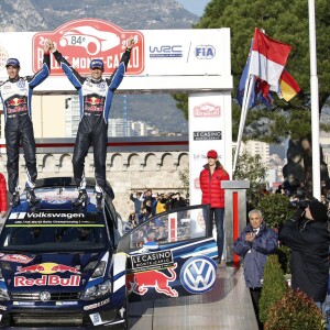 Le prince Albert II de Monaco s'est fait une joie de remettre à Sébastien Ogier et Julien Ingrassia, vainqueurs du 84e Rallye de Monte-Carlo, le trophée de l'épreuve, le 24 janvier 2016 sur la place du palais princier. © Jean-Charles Vinaj/Pool Monaco/Bestimage
