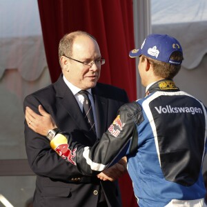 Le prince Albert II de Monaco s'est fait une joie de remettre à Sébastien Ogier et Julien Ingrassia, vainqueurs du 84e Rallye de Monte-Carlo, le trophée de l'épreuve, le 24 janvier 2016 sur la place du palais princier. © Jean-Charles Vinaj/Pool Monaco/Bestimage