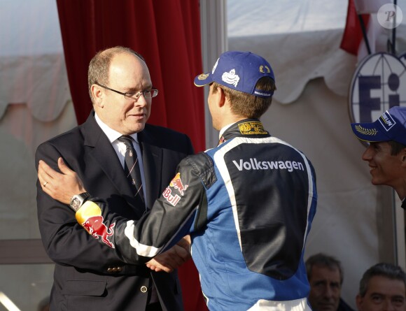 Le prince Albert II de Monaco s'est fait une joie de remettre à Sébastien Ogier et Julien Ingrassia, vainqueurs du 84e Rallye de Monte-Carlo, le trophée de l'épreuve, le 24 janvier 2016 sur la place du palais princier. © Jean-Charles Vinaj/Pool Monaco/Bestimage