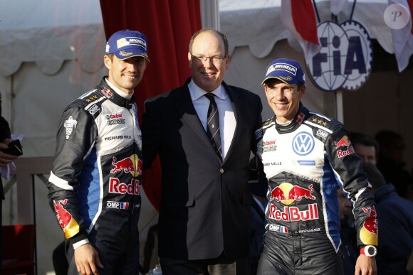 Le prince Albert II de Monaco s'est fait une joie de remettre à Sébastien Ogier et Julien Ingrassia, vainqueurs du 84e Rallye de Monte-Carlo, le trophée de l'épreuve, le 24 janvier 2016 sur la place du palais princier. © Jean-Charles Vinaj/Pool Monaco/Bestimage