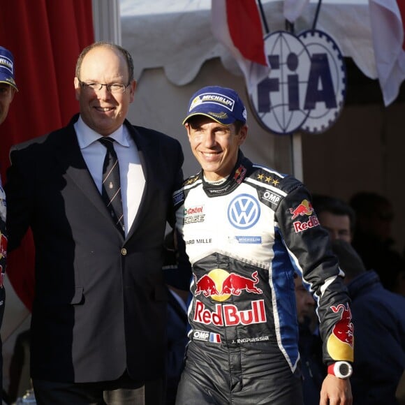 Le prince Albert II de Monaco s'est fait une joie de remettre à Sébastien Ogier et Julien Ingrassia, vainqueurs du 84e Rallye de Monte-Carlo, le trophée de l'épreuve, le 24 janvier 2016 sur la place du palais princier. © Jean-Charles Vinaj/Pool Monaco/Bestimage