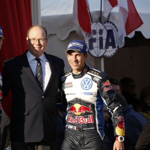 Le prince Albert II de Monaco s'est fait une joie de remettre à Sébastien Ogier et Julien Ingrassia, vainqueurs du 84e Rallye de Monte-Carlo, le trophée de l'épreuve, le 24 janvier 2016 sur la place du palais princier. © Jean-Charles Vinaj/Pool Monaco/Bestimage