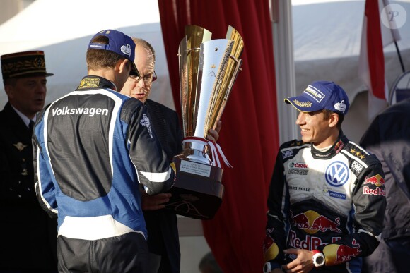 Le prince Albert II de Monaco s'est fait une joie de remettre à Sébastien Ogier et Julien Ingrassia, vainqueurs du 84e Rallye de Monte-Carlo, le trophée de l'épreuve, le 24 janvier 2016 sur la place du palais princier. © Jean-Charles Vinaj/Pool Monaco/Bestimage