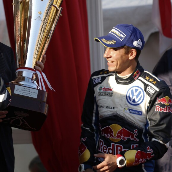 Le prince Albert II de Monaco s'est fait une joie de remettre à Sébastien Ogier et Julien Ingrassia, vainqueurs du 84e Rallye de Monte-Carlo, le trophée de l'épreuve, le 24 janvier 2016 sur la place du palais princier. © Jean-Charles Vinaj/Pool Monaco/Bestimage