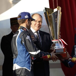 Le prince Albert II de Monaco s'est fait une joie de remettre à Sébastien Ogier et Julien Ingrassia, vainqueurs du 84e Rallye de Monte-Carlo, le trophée de l'épreuve, le 24 janvier 2016 sur la place du palais princier. © Jean-Charles Vinaj/Pool Monaco/Bestimage