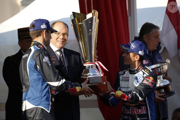 Le prince Albert II de Monaco s'est fait une joie de remettre à Sébastien Ogier et Julien Ingrassia, vainqueurs du 84e Rallye de Monte-Carlo, le trophée de l'épreuve, le 24 janvier 2016 sur la place du palais princier. © Jean-Charles Vinaj/Pool Monaco/Bestimage