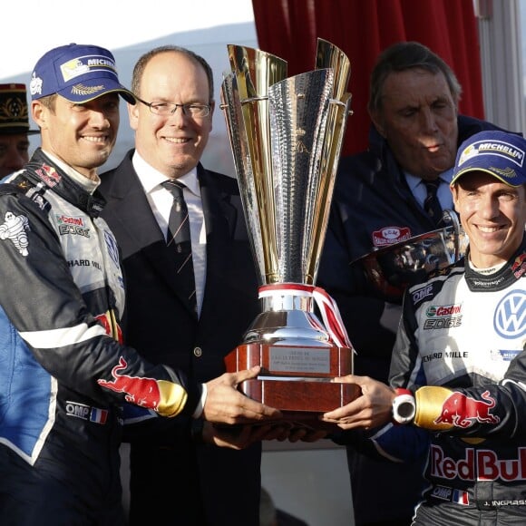 Le prince Albert II de Monaco s'est fait une joie de remettre à Sébastien Ogier et Julien Ingrassia, vainqueurs du 84e Rallye de Monte-Carlo, le trophée de l'épreuve, le 24 janvier 2016 sur la place du palais princier. © Jean-Charles Vinaj/Pool Monaco/Bestimage