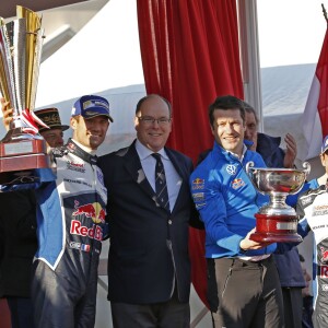 Le prince Albert II de Monaco s'est fait une joie de remettre à Sébastien Ogier et Julien Ingrassia, vainqueurs du 84e Rallye de Monte-Carlo, le trophée de l'épreuve, le 24 janvier 2016 sur la place du palais princier. © Jean-Charles Vinaj/Pool Monaco/Bestimage