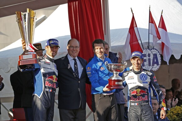 Le prince Albert II de Monaco s'est fait une joie de remettre à Sébastien Ogier et Julien Ingrassia, vainqueurs du 84e Rallye de Monte-Carlo, le trophée de l'épreuve, le 24 janvier 2016 sur la place du palais princier. © Jean-Charles Vinaj/Pool Monaco/Bestimage