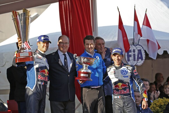 Le prince Albert II de Monaco s'est fait une joie de remettre à Sébastien Ogier et Julien Ingrassia, vainqueurs du 84e Rallye de Monte-Carlo, le trophée de l'épreuve, le 24 janvier 2016 sur la place du palais princier. © Jean-Charles Vinaj/Pool Monaco/Bestimage