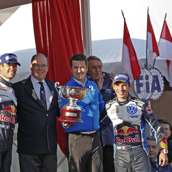 Le prince Albert II de Monaco s'est fait une joie de remettre à Sébastien Ogier et Julien Ingrassia, vainqueurs du 84e Rallye de Monte-Carlo, le trophée de l'épreuve, le 24 janvier 2016 sur la place du palais princier. © Jean-Charles Vinaj/Pool Monaco/Bestimage