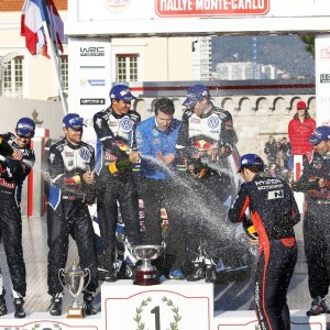 Le prince Albert II de Monaco s'est fait une joie de remettre à Sébastien Ogier et Julien Ingrassia, vainqueurs du 84e Rallye de Monte-Carlo, le trophée de l'épreuve, le 24 janvier 2016 sur la place du palais princier. © Jean-Charles Vinaj/Pool Monaco/Bestimage