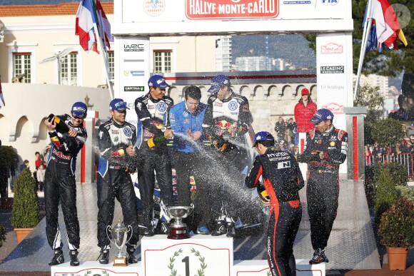 Le prince Albert II de Monaco s'est fait une joie de remettre à Sébastien Ogier et Julien Ingrassia, vainqueurs du 84e Rallye de Monte-Carlo, le trophée de l'épreuve, le 24 janvier 2016 sur la place du palais princier. © Jean-Charles Vinaj/Pool Monaco/Bestimage