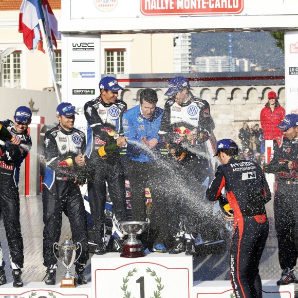 Le prince Albert II de Monaco s'est fait une joie de remettre à Sébastien Ogier et Julien Ingrassia, vainqueurs du 84e Rallye de Monte-Carlo, le trophée de l'épreuve, le 24 janvier 2016 sur la place du palais princier. © Jean-Charles Vinaj/Pool Monaco/Bestimage