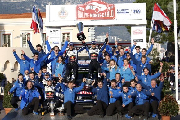 Le prince Albert II de Monaco s'est fait une joie de remettre à Sébastien Ogier et Julien Ingrassia, vainqueurs du 84e Rallye de Monte-Carlo, le trophée de l'épreuve, le 24 janvier 2016 sur la place du palais princier. © Jean-Charles Vinaj/Pool Monaco/Bestimage