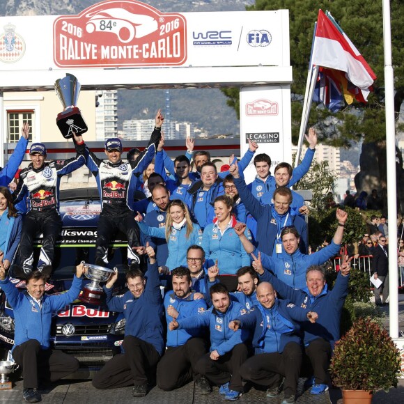Le prince Albert II de Monaco s'est fait une joie de remettre à Sébastien Ogier et Julien Ingrassia, vainqueurs du 84e Rallye de Monte-Carlo, le trophée de l'épreuve, le 24 janvier 2016 sur la place du palais princier. © Jean-Charles Vinaj/Pool Monaco/Bestimage