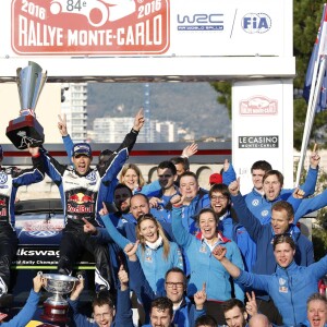 Le prince Albert II de Monaco s'est fait une joie de remettre à Sébastien Ogier et Julien Ingrassia, vainqueurs du 84e Rallye de Monte-Carlo, le trophée de l'épreuve, le 24 janvier 2016 sur la place du palais princier. © Jean-Charles Vinaj/Pool Monaco/Bestimage