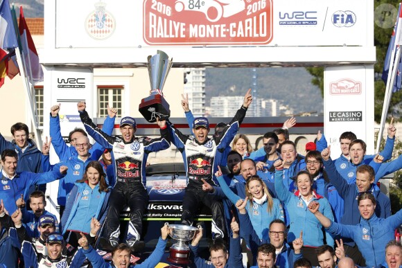 Le prince Albert II de Monaco s'est fait une joie de remettre à Sébastien Ogier et Julien Ingrassia, vainqueurs du 84e Rallye de Monte-Carlo, le trophée de l'épreuve, le 24 janvier 2016 sur la place du palais princier. © Jean-Charles Vinaj/Pool Monaco/Bestimage