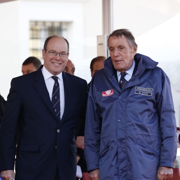 Le prince Albert II de Monaco s'est fait une joie de remettre à Sébastien Ogier et Julien Ingrassia, vainqueurs du 84e Rallye de Monte-Carlo, le trophée de l'épreuve, le 24 janvier 2016 sur la place du palais princier. © Jean-Charles Vinaj/Pool Monaco/Bestimage