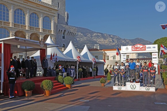 Le prince Albert II de Monaco s'est fait une joie de remettre à Sébastien Ogier et Julien Ingrassia, vainqueurs du 84e Rallye de Monte-Carlo, le trophée de l'épreuve, le 24 janvier 2016 sur la place du palais princier. © Jean-Charles Vinaj/Pool Monaco/Bestimage