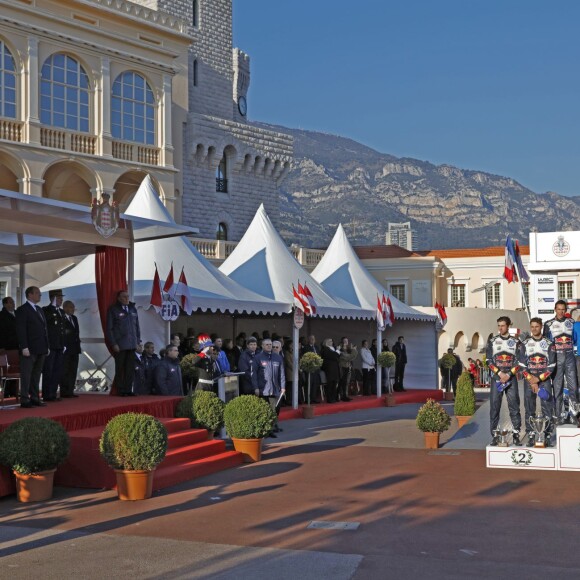 Le prince Albert II de Monaco s'est fait une joie de remettre à Sébastien Ogier et Julien Ingrassia, vainqueurs du 84e Rallye de Monte-Carlo, le trophée de l'épreuve, le 24 janvier 2016 sur la place du palais princier. © Jean-Charles Vinaj/Pool Monaco/Bestimage