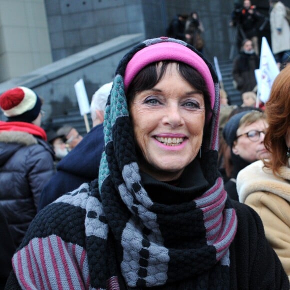 Anny Duperey manifeste pour demander la grâce de Jacqueline Sauvage, Paris, le 23 janvier 2016.