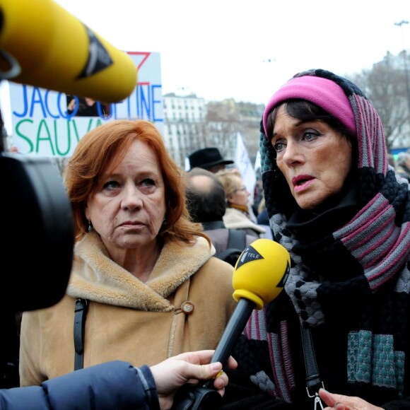 Anny Duperey devant les médias - Manifestion pour demander la grâce de Jacqueline Sauvage, Paris, le 23 janvier 2016.